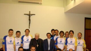 squadra-caritas-con-vescovo