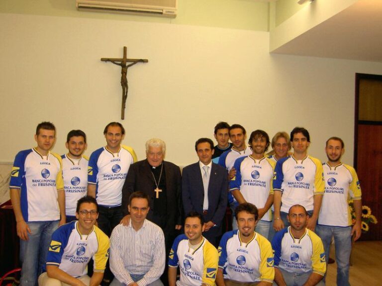squadra-caritas-con-vescovo