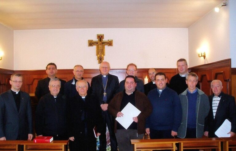 sacerdoti_foto_di_gruppo-ottobre-2010.jpg sacerdoti_foto_di_gruppo-ottobre-2010.jpg