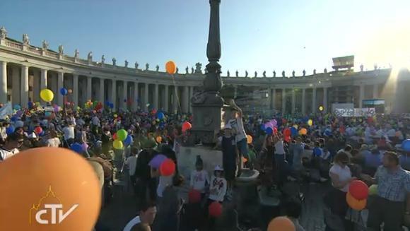 anno-della-fede-famigli-oct-2013-santo-padre-san-pietro anno-della-fede-famigli-oct-2013-santo-padre-san-pietro