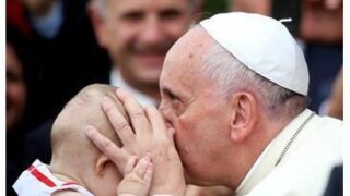 papa-francesco-tirana-bacio-bimbo
