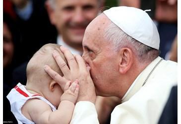 papa-francesco-tirana-bacio-bimbo