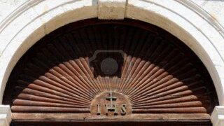 7082634-dettaglio-delle-porte-di-ingresso-in-legno-antico-di-una-chiesa-croata