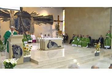 Il Papa nella Chiesa dellImmacolata a Baku