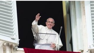 Papa Francesco saluta il fedeli allAngelus in Piazza san Pietro