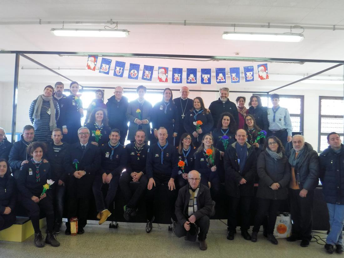 Natale 2016 Vescovo con volontari Scout e Caritas