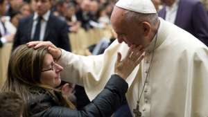 La carezza di Papa Francesco a una donna disabile