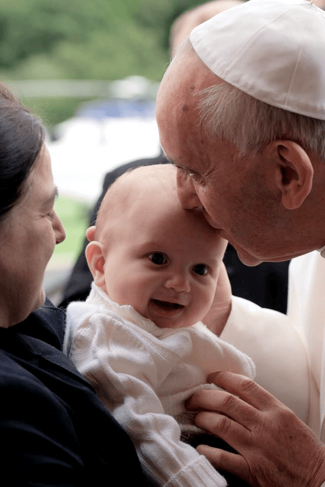 papa francesco e bimbo