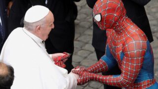 Papa Francesco e Spider Man volontario pro bimbi