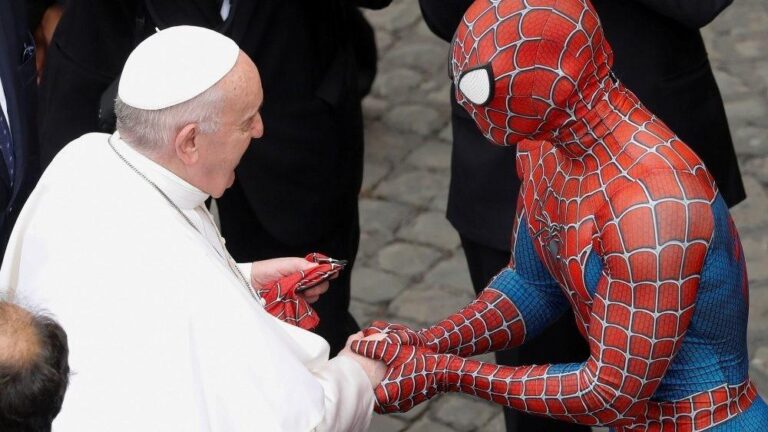 Papa Francesco e Spider Man volontario pro bimbi Papa Francesco e Spider Man volontario pro bimbi