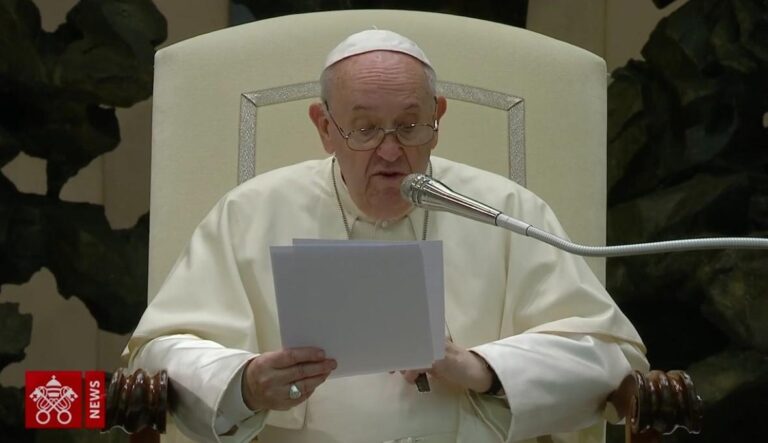 Aula Paolo VI udienza primo piano lettura
