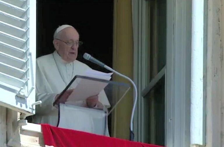 papa palazzo apostolico ravvicinato