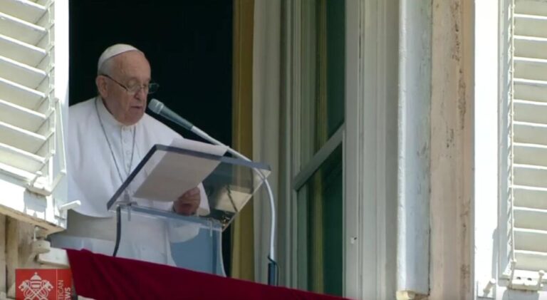 Angelus finestra palazzo apostolico