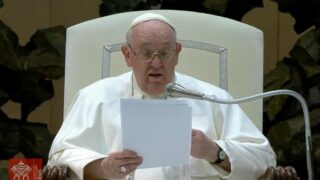 Udienza primo piano grande lettura