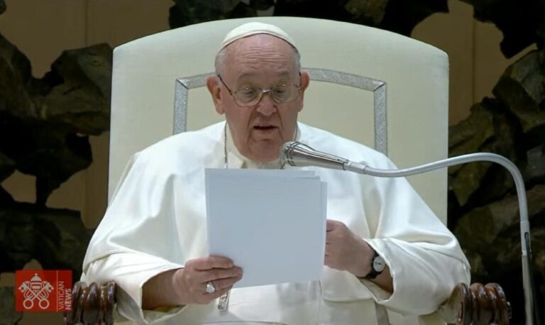 Udienza primo piano grande lettura